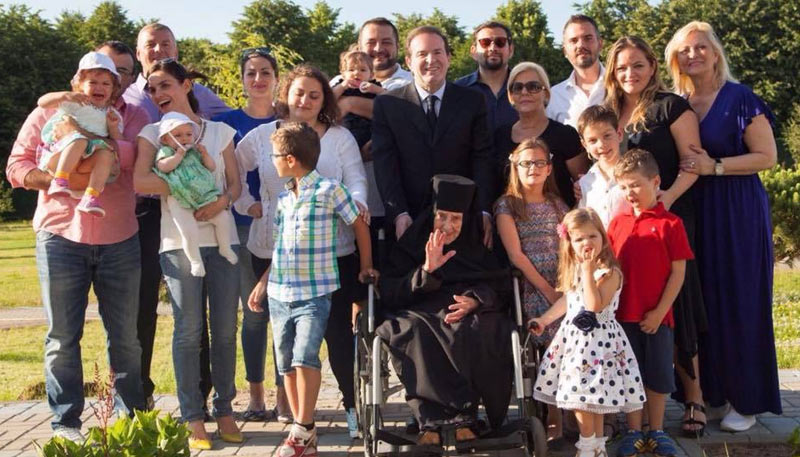 Bogoljub Karic with his family: Wife, mother, kids and grandchildren